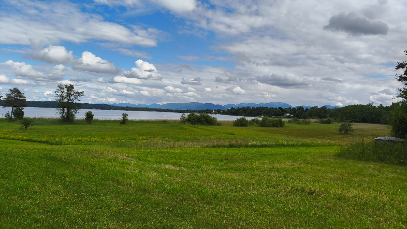 Uferwiese des Gasthofs Seeseiten mit Blick über den Starnberger See auf die Alpenkette