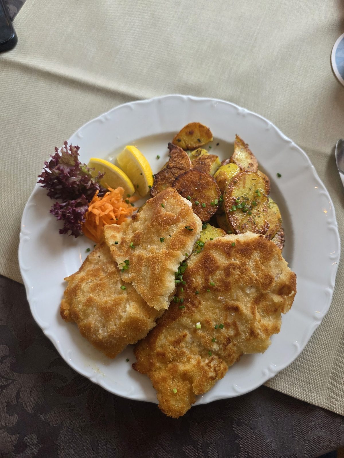 Schweineschnitzel mit Bratkartoffeln und Salatgarnitur