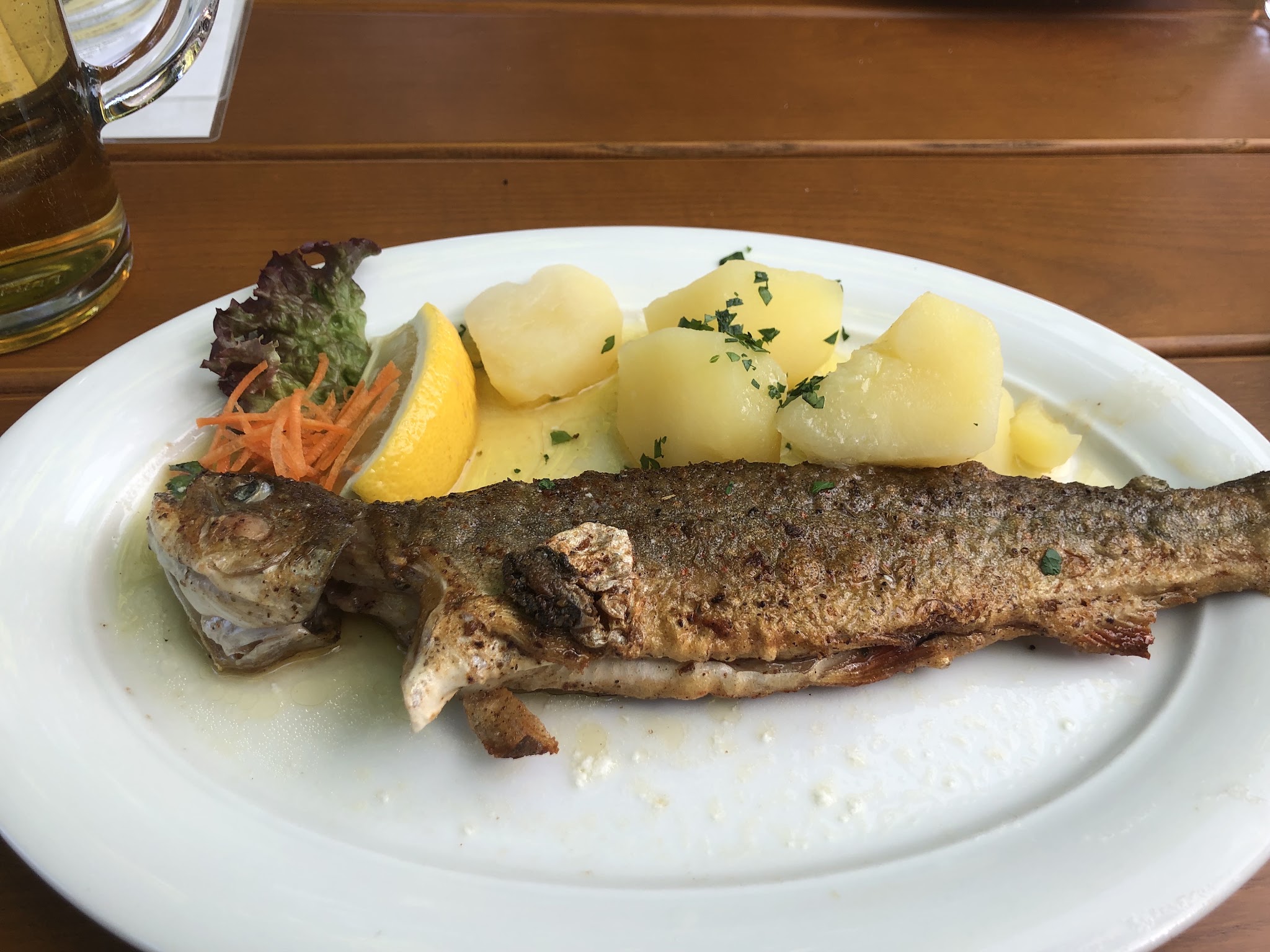 Gebratene Forelle mit Salzkartoffeln und Zitrone