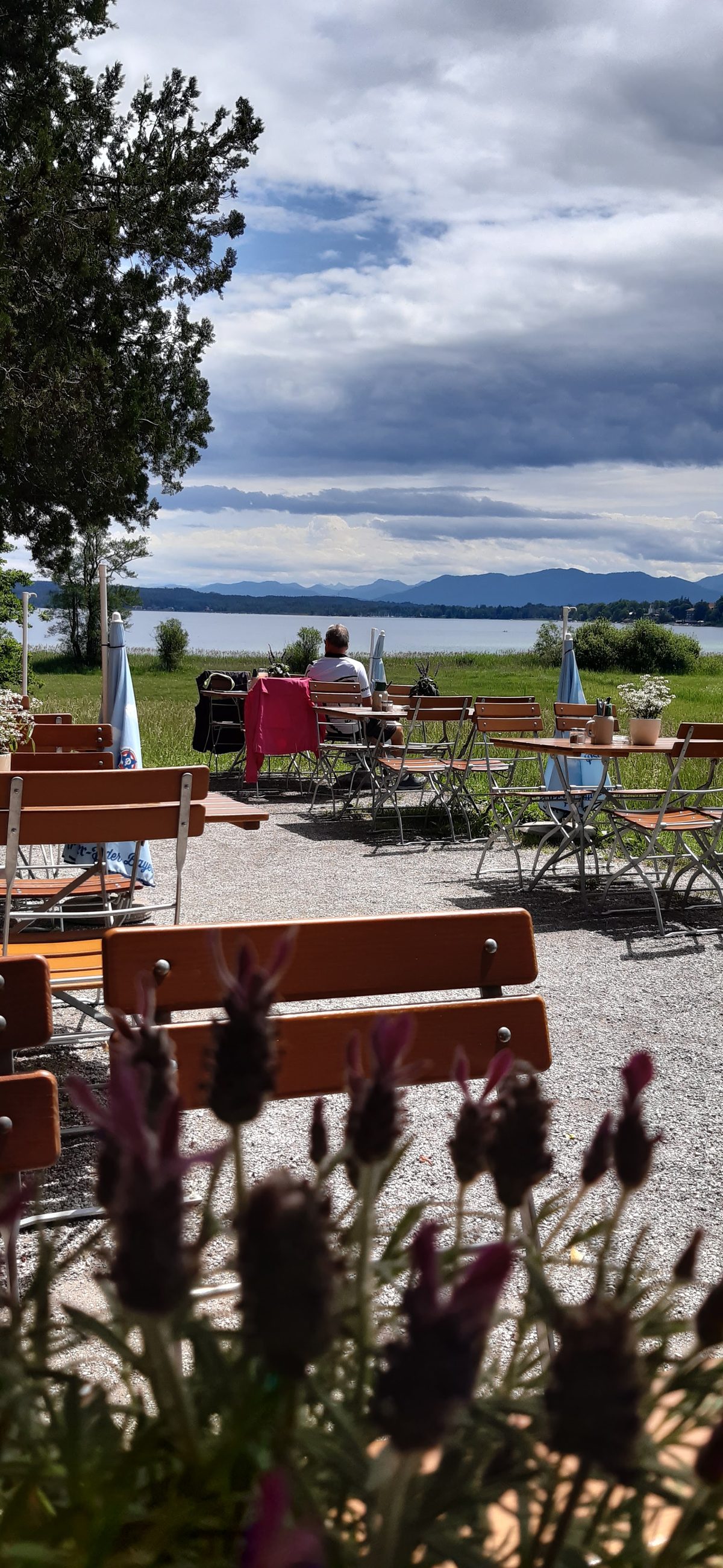 Biergarten des Gasthofs Seeseiten mit Blick über den Starnberger See auf die Berge